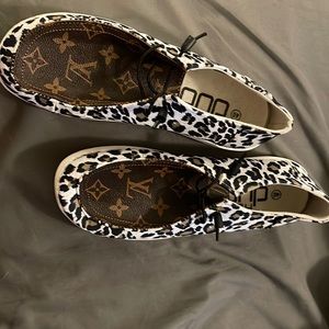 says size 40 but they fit like a us 8 I wear an 8 in all shoes and these fit me